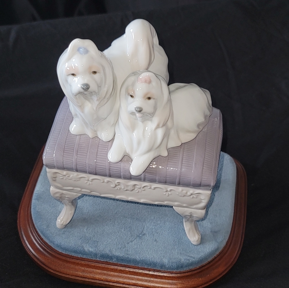 Lladro Maltese Dogs "Looking Pretty" #6688 Porcelain Figurine + display stand